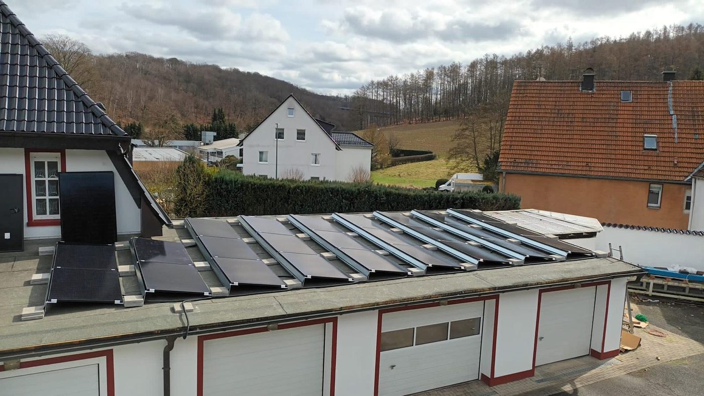Aufgeständerte Photovoltaikanlage auf einem Garagen-Flachdach