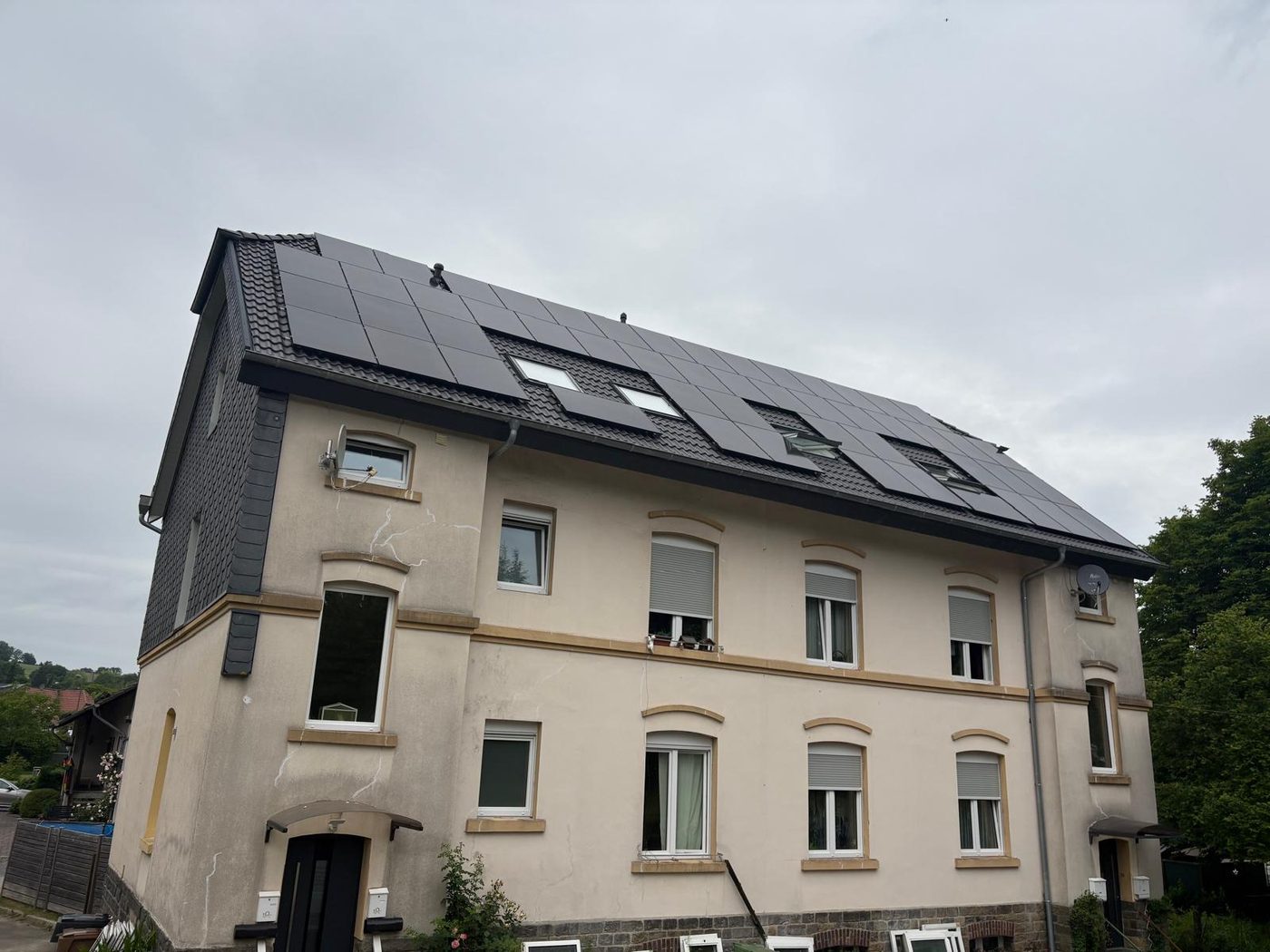 Mehrfamilienhaus mit vollflächiger Photovoltaikanlage