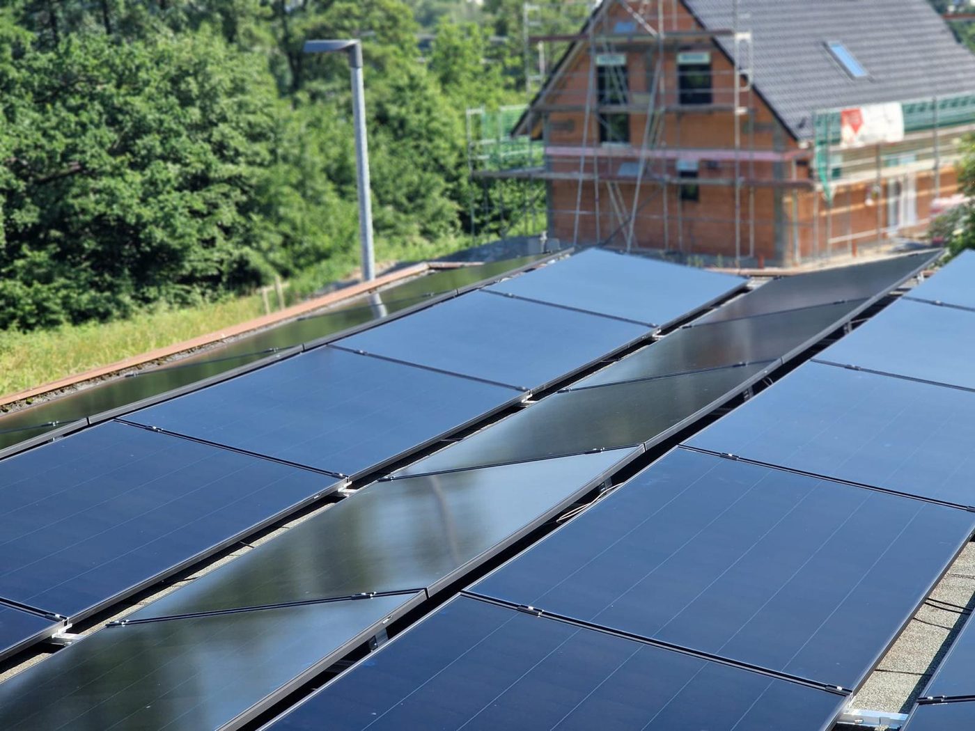 Neu montierte Photovoltaikanlage auf einem Dach im Neubaugebiet