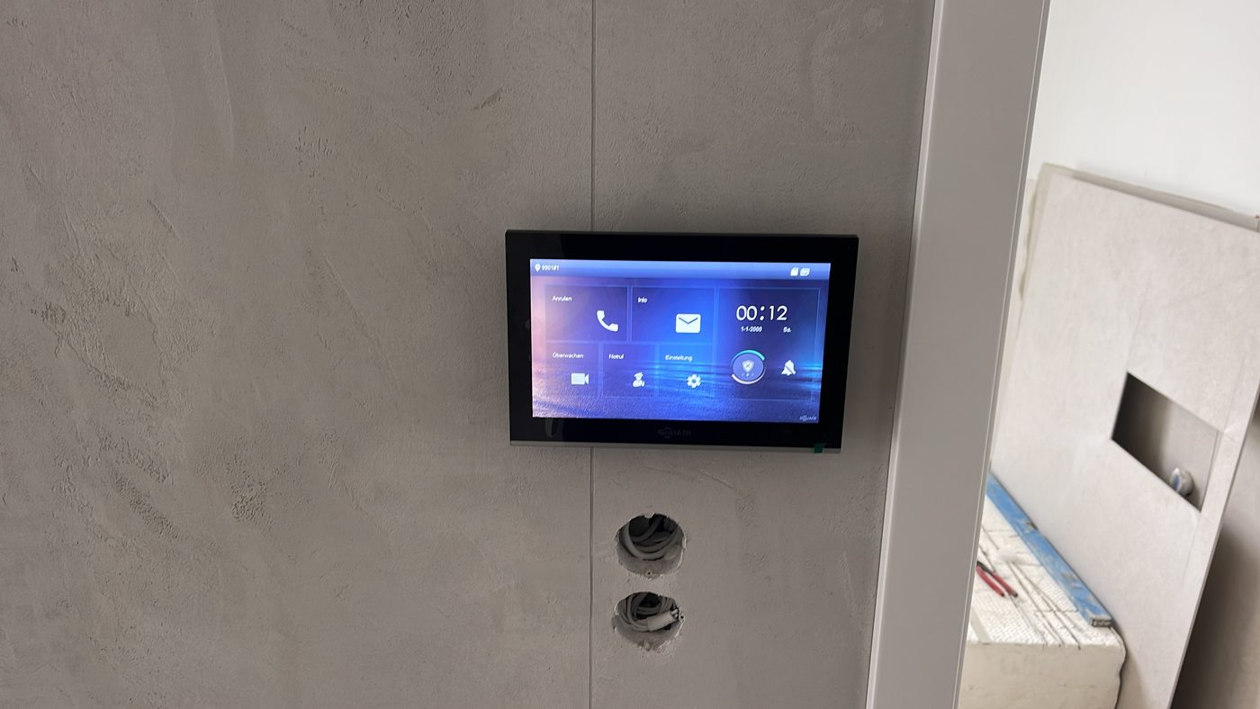 Smart-Home-Bedienpanel an der Wand