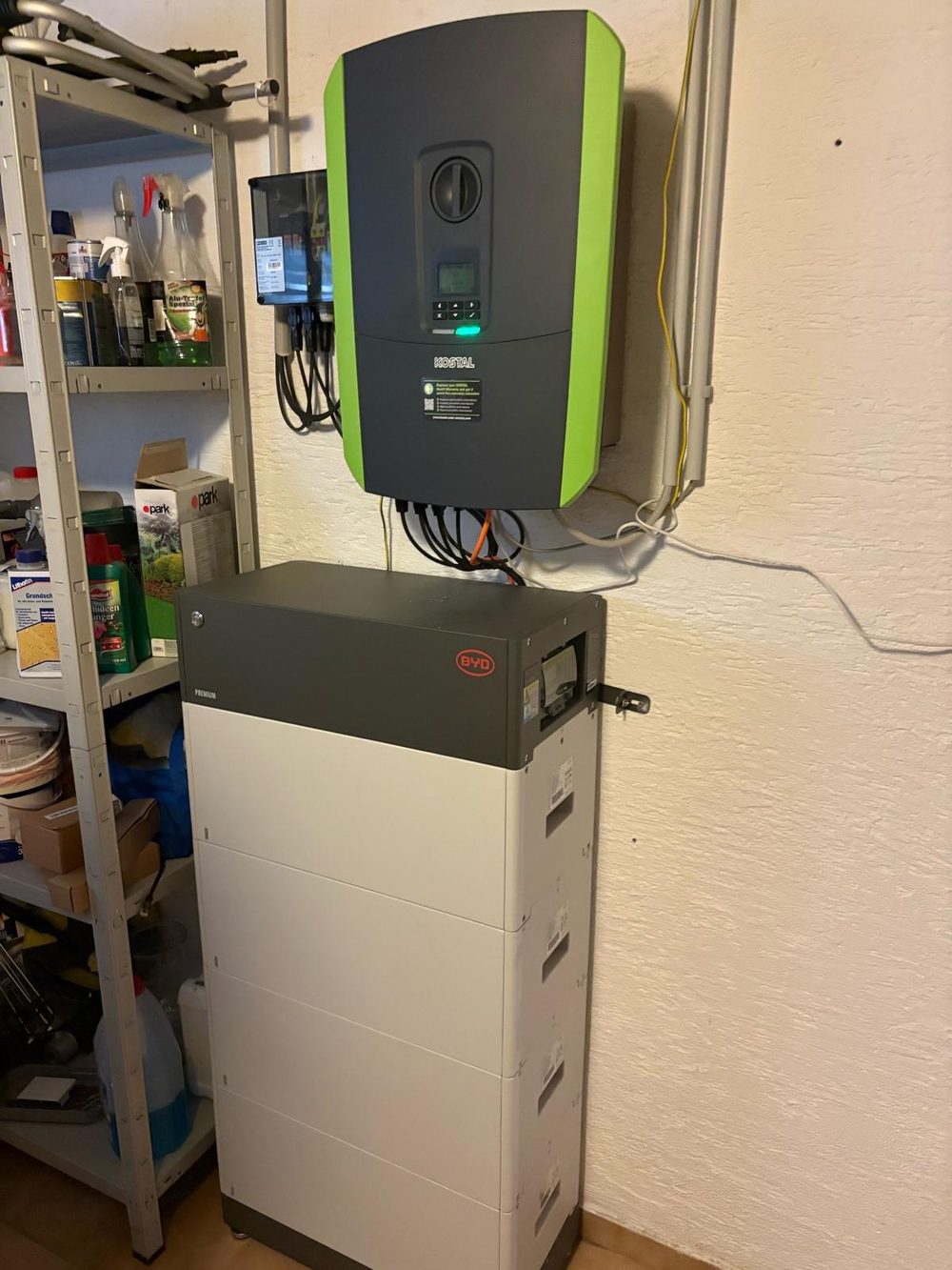 Wechselrichter und Batteriespeicher sauber im Technikraum montiert